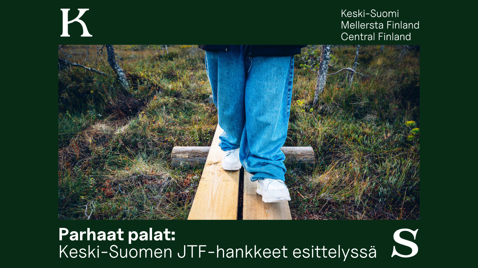 Suon päällä on pitkospuut, joita pitkin kävelee leveälahkeisiin farkkuihin ja valkoisiin kenkiin pukeutunut henkilö.